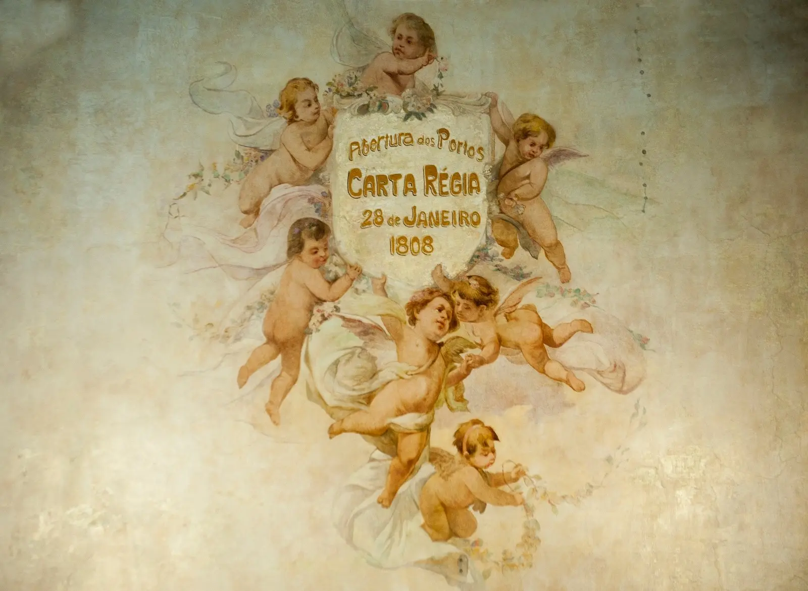 Pintura de anjos voadores ao redor de um cartaz com texto dourado.