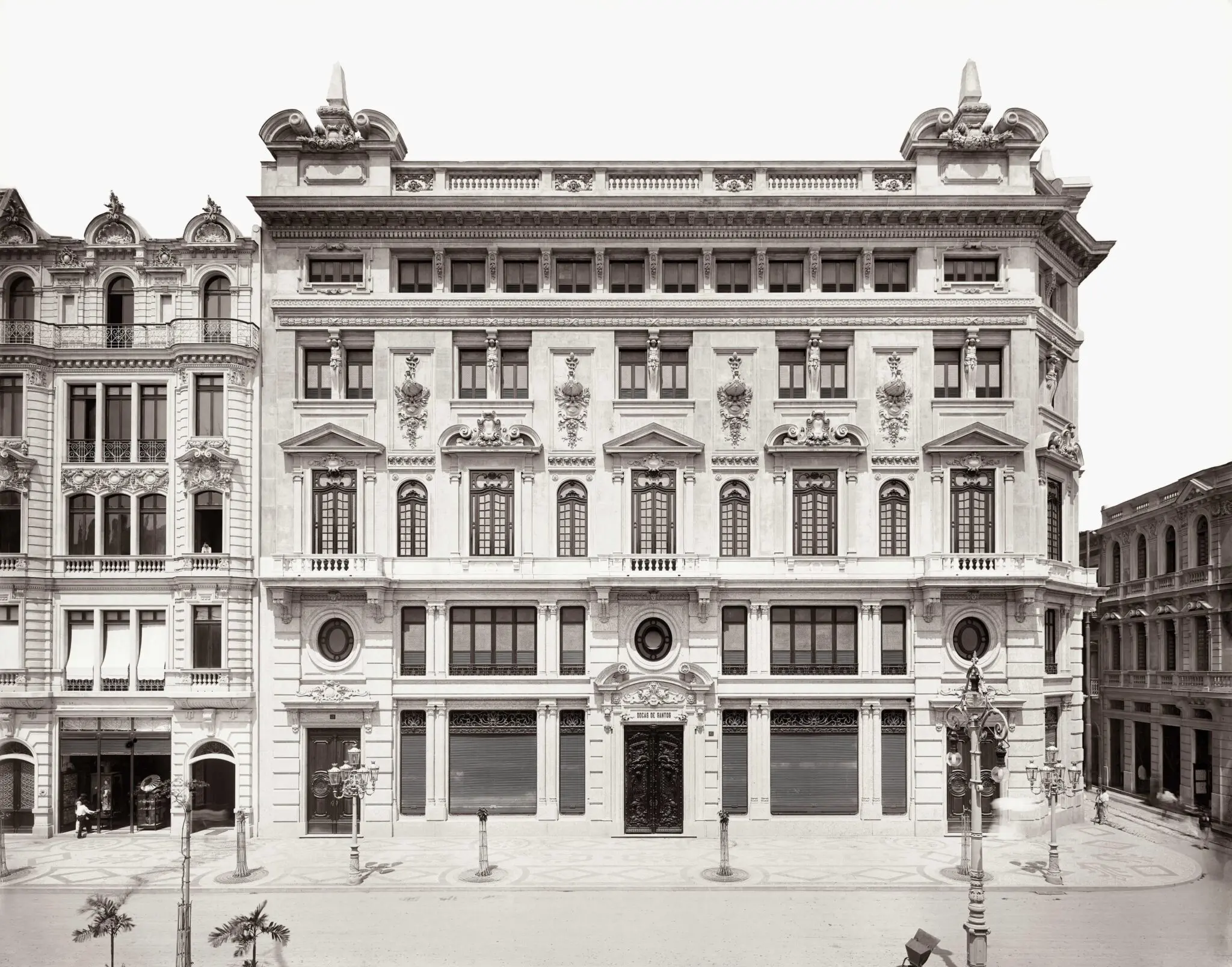 Edifício histórico com fachada clássica e detalhes arquitetônicos.