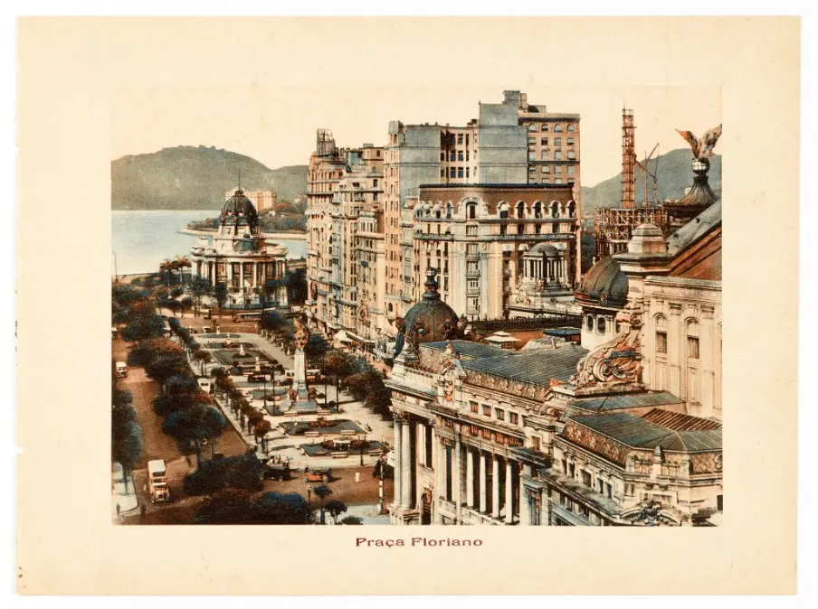 Cartão-postal colorido de Praça Floriano com edifícios históricos e paisagem.