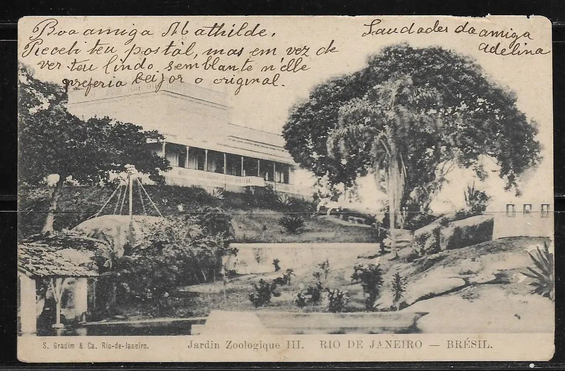 Cartão-postal preto e branco de jardim com árvores e pedras, Rio de Janeiro, Brasil.