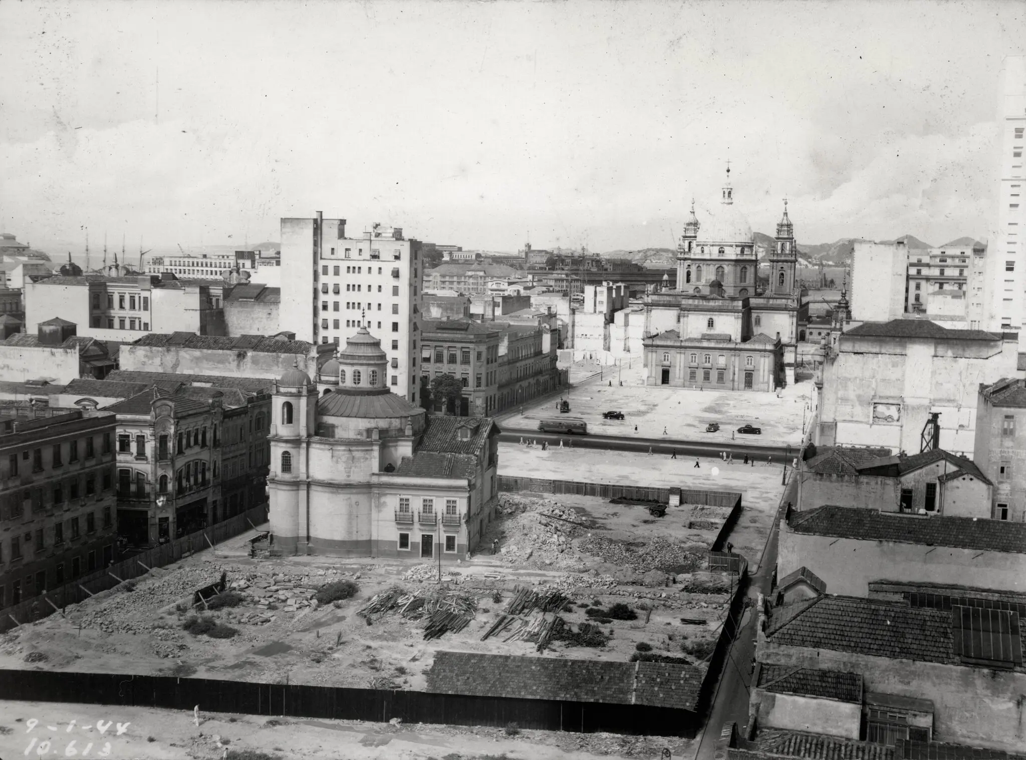 Cidade histórica com mistura de arquitetura antiga e moderna.