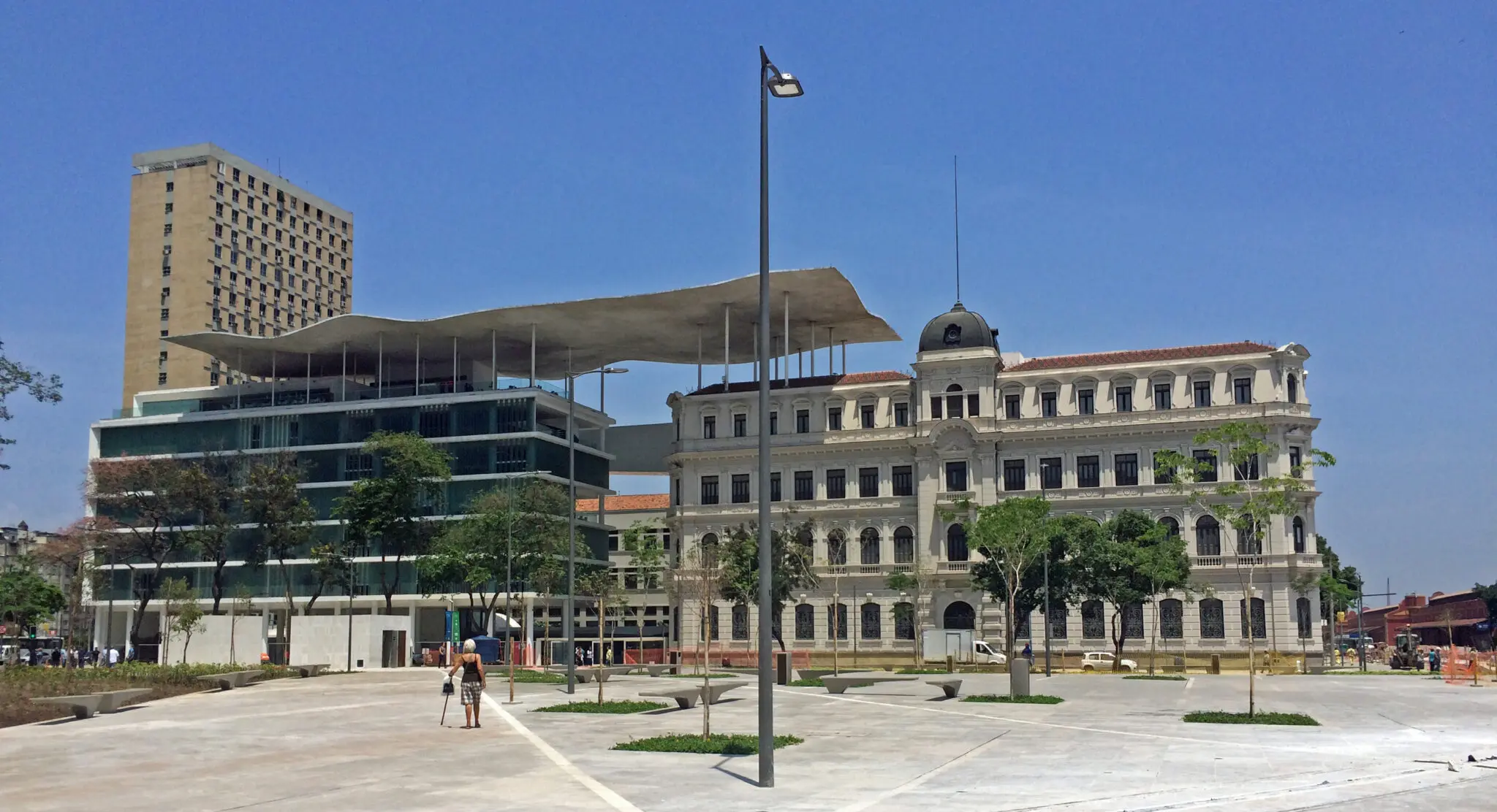 Praça Mauá, Rio de Janeiro, edifícios moderno e histórico, céu azul claro.