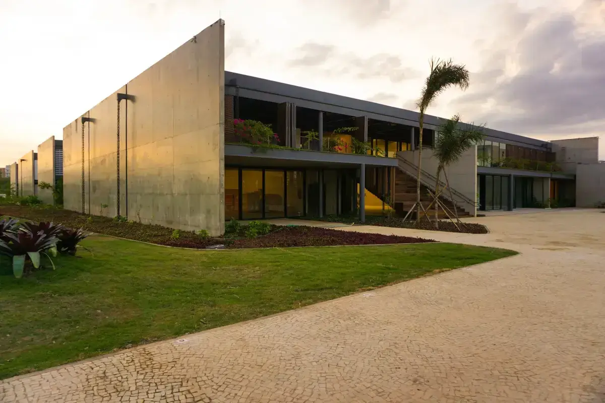 Edifício moderno com fachada de concreto cinza em museu.