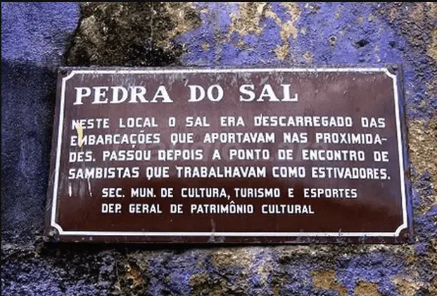 Placa informativa sobre pedra do sal em local histórico.
