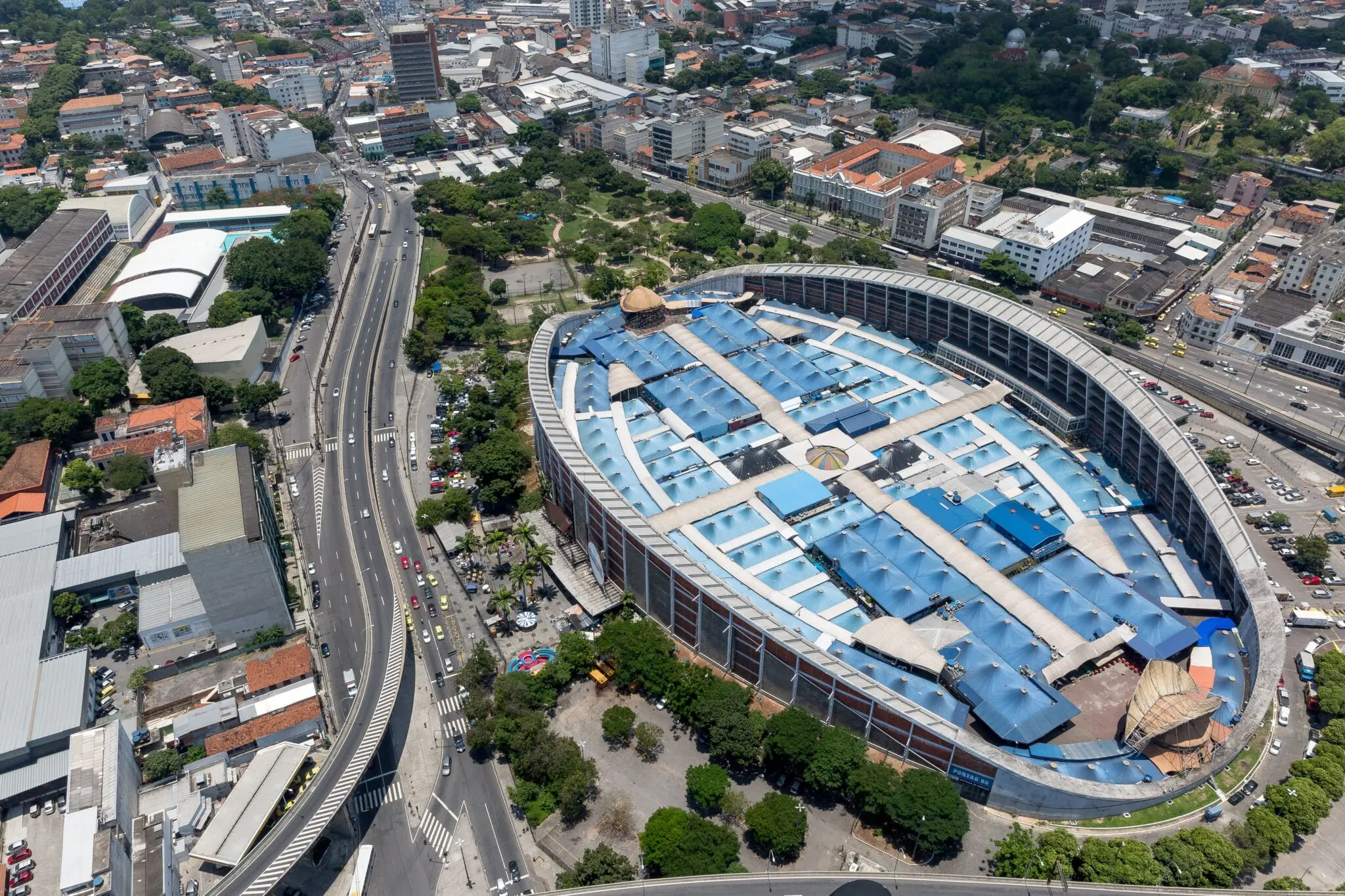 Feira de São Cristóvão em bairro urbano com edifícios e vias expressas.