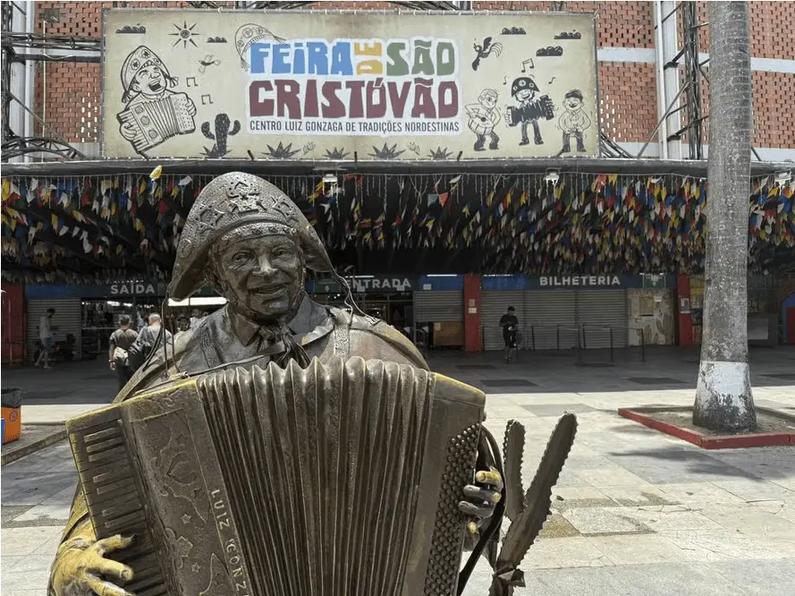 Estátua de músico com acordeon em Feira de São Cristóvão.