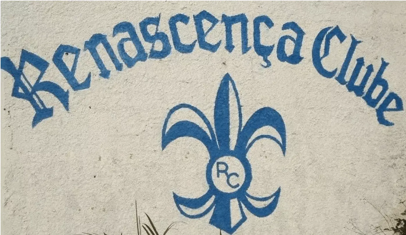 Cartaz do Renascença Clube com texto azul e símbolo floral azul.