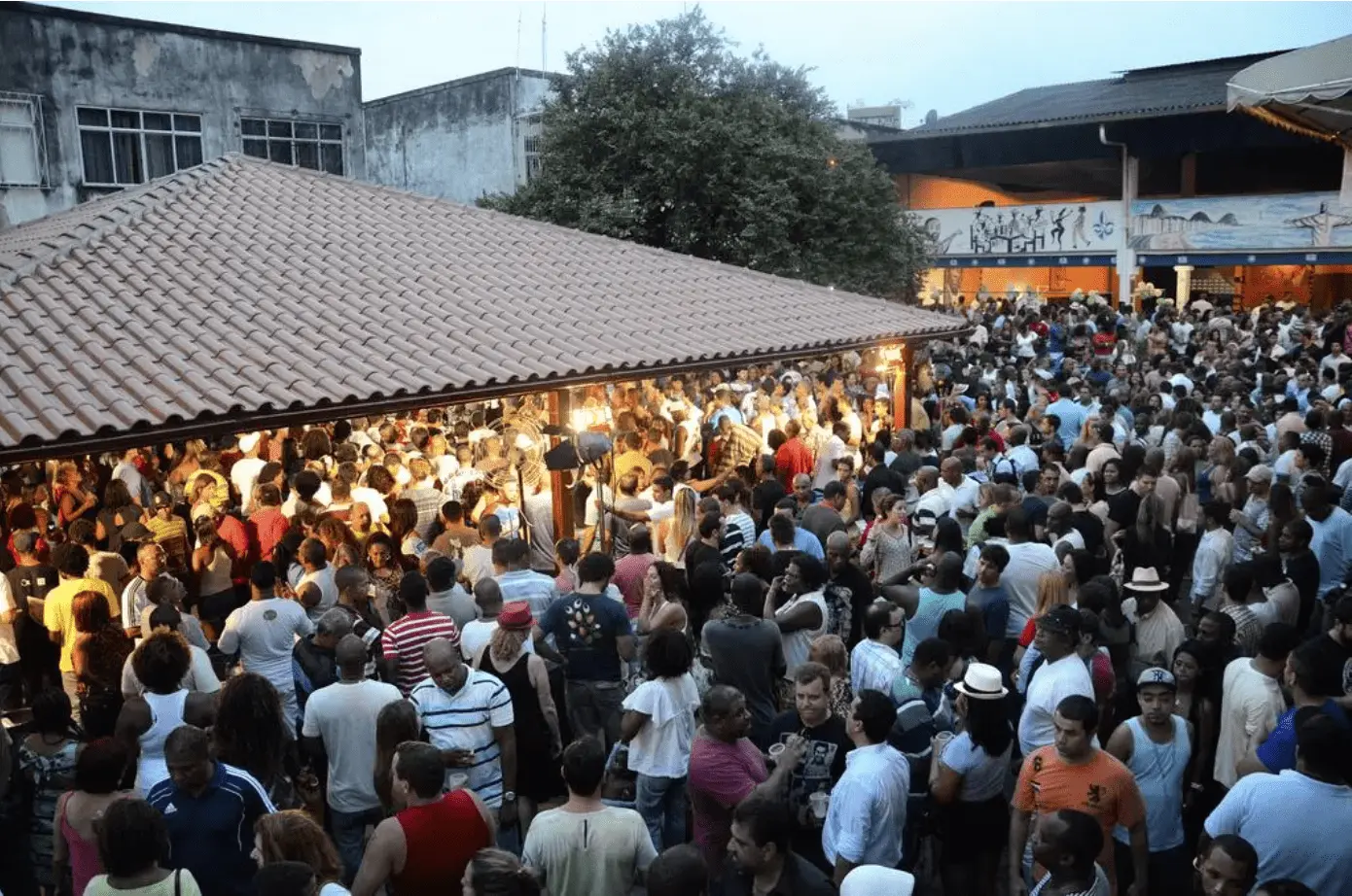Multidão em evento ao ar livre no Renascença Clube.