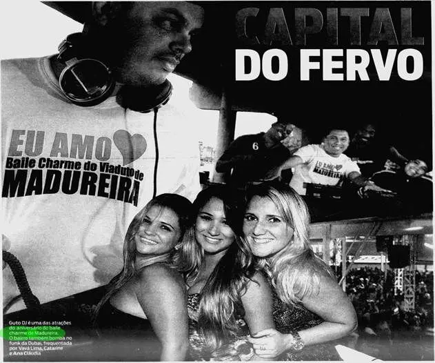 Homem sorridente com fones e camiseta branca, junto com três mulheres sorridentes, fundo com pessoas dançando ou conversando.