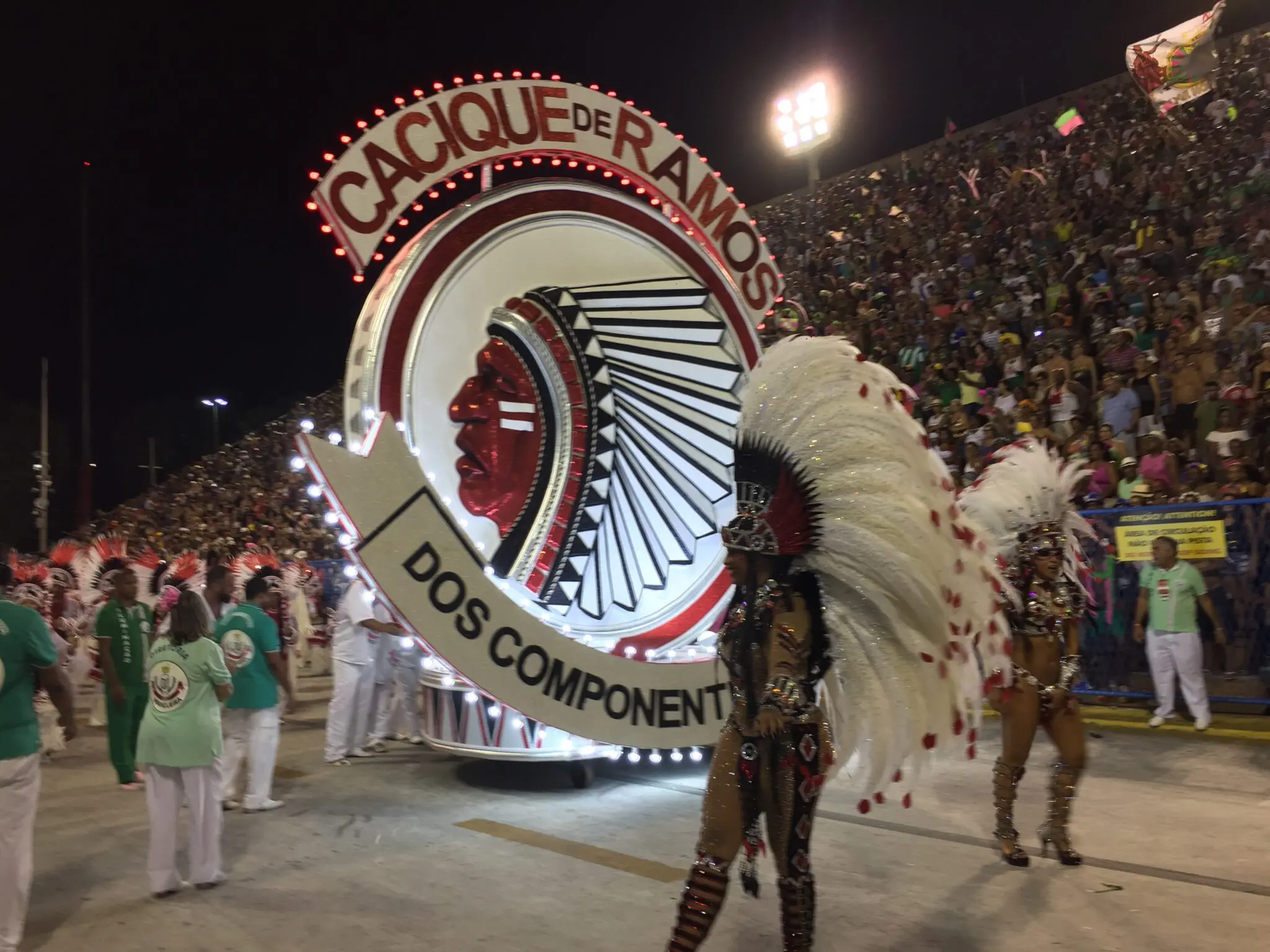 Desfile de Carnaval com carro temático e danças coloridas.