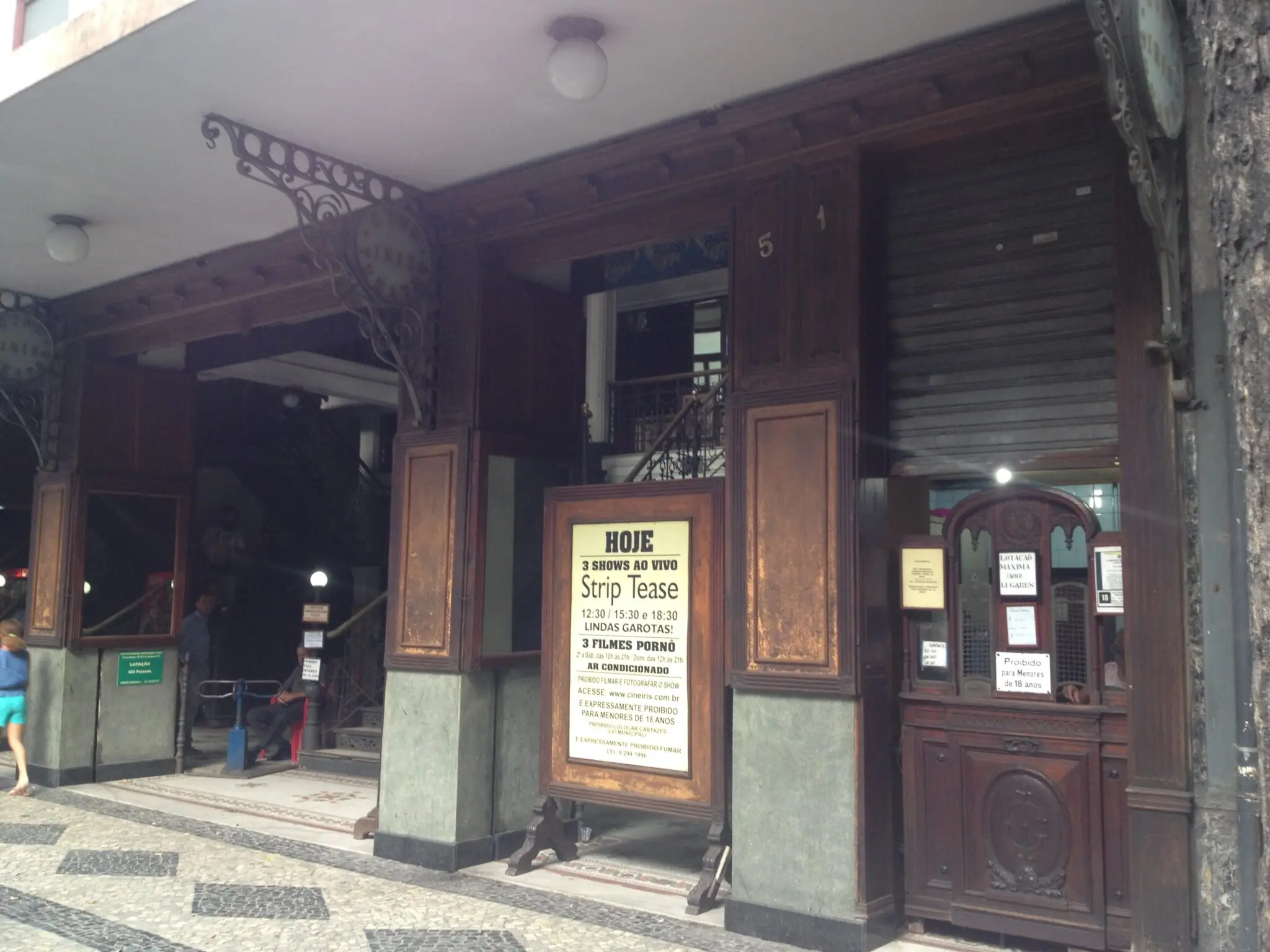 Fachada de Cine Íris com entrada e painel informativo.