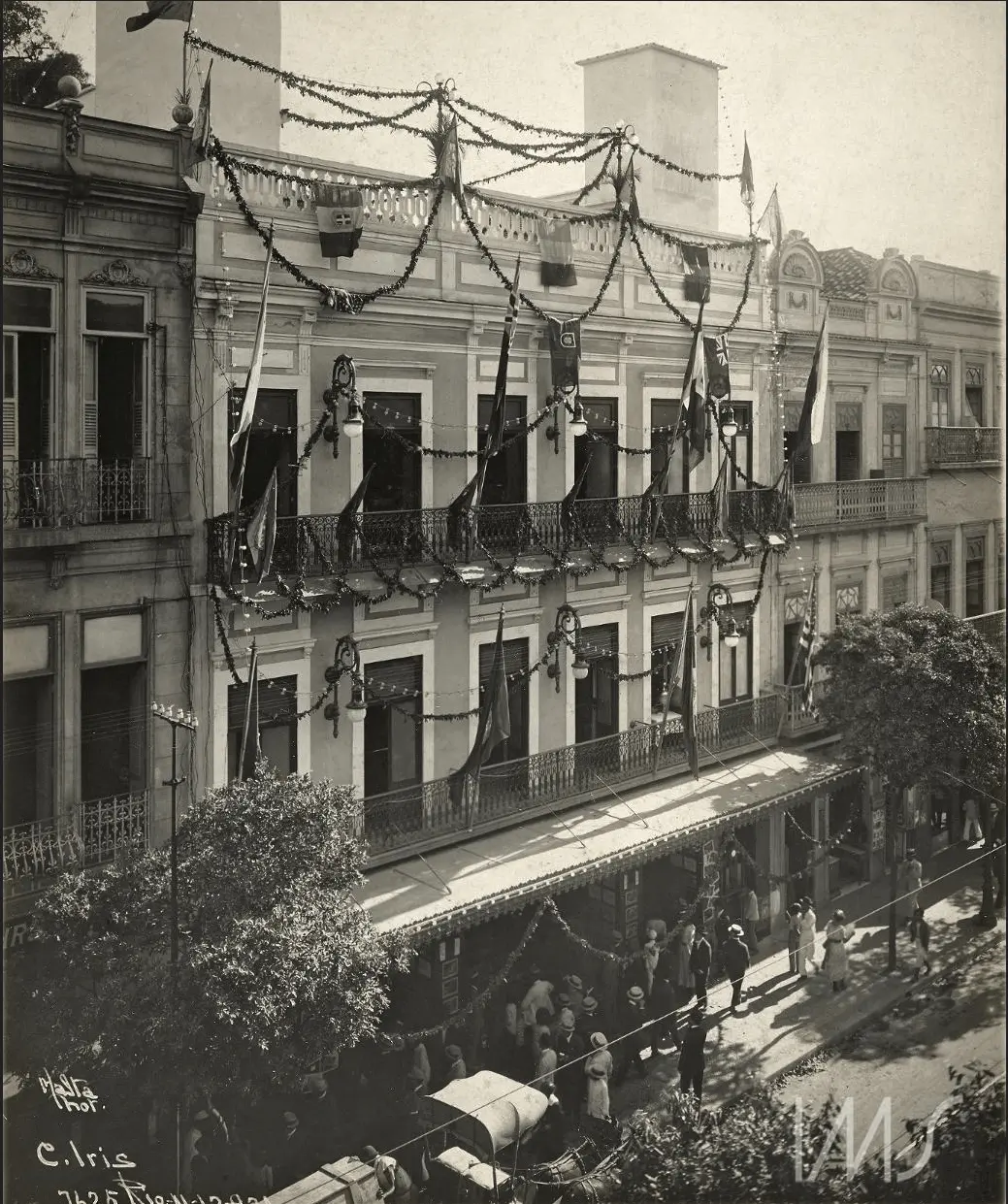 Edifício festivo com varandas e balcões decorados.