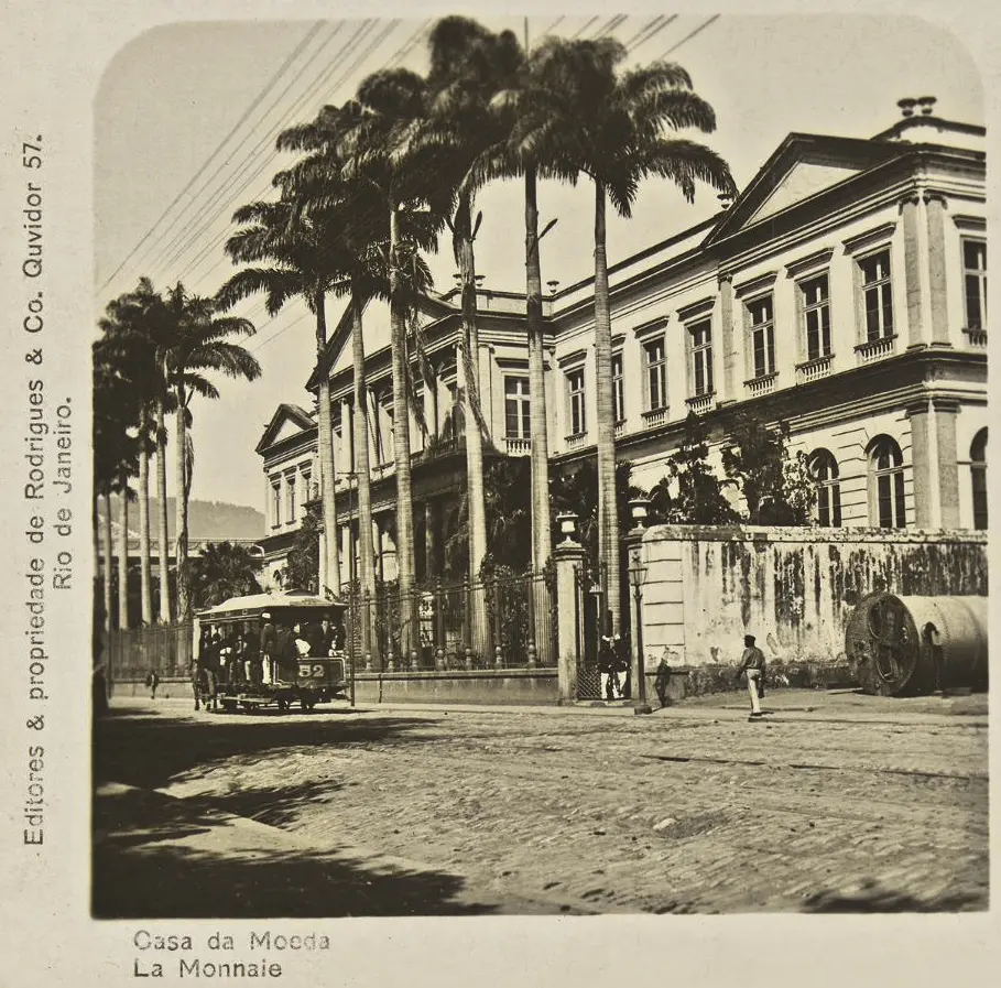 Edifício clássico em preto e branco, Rio de Janeiro, carruagem e palmeiras.