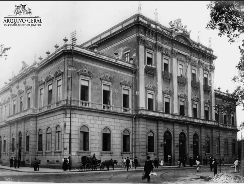 Palácio clássico com fachada ornamental e entrada principal.