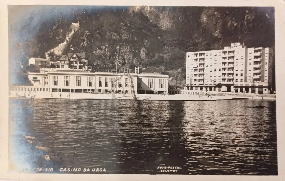 Cassino da Urca, Rio de Janeiro, vista panorâmica com mar e prédios.