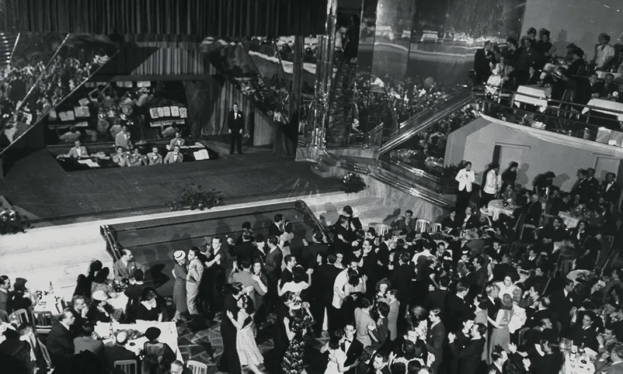 Cassino preto e branco com dança e apresentação.