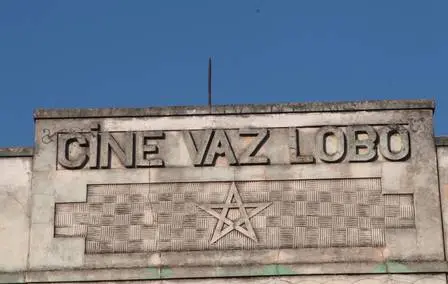 Edifício com placa de Cine Vaz Lobo e triângulo estrelado.