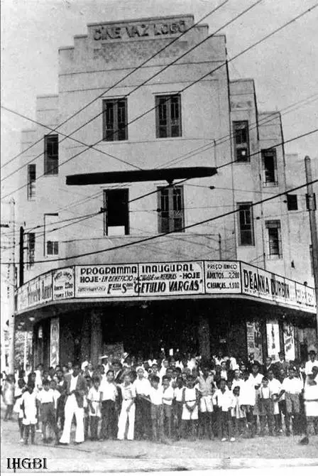 Cinéma antigo "Cine Vaz Lobo" com multidão histórica.