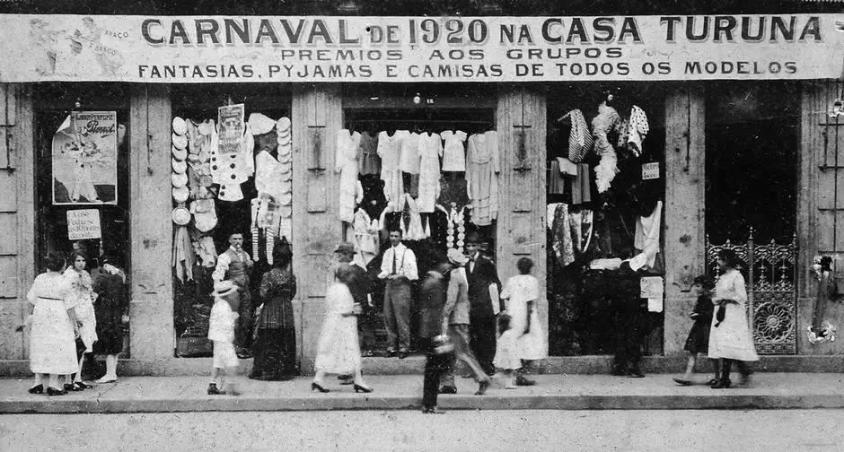 Loja antiga com sinal de Carnaval de 1920.