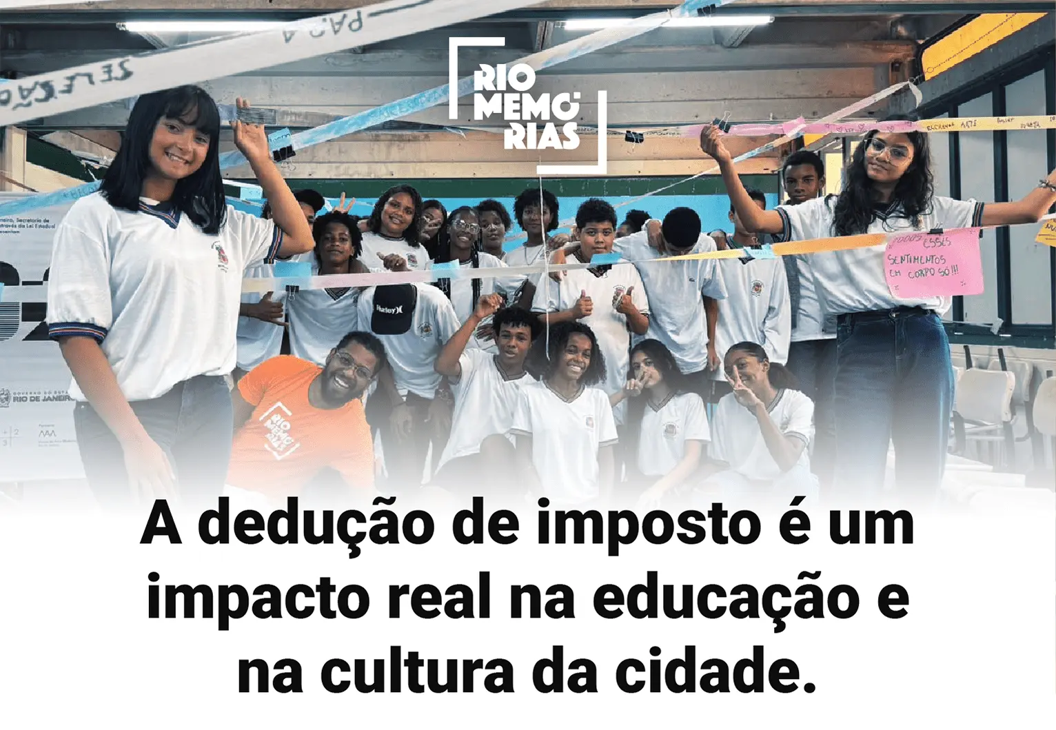 Grupo de pessoas sorrindo em ambiente interno, logotipo "RIO MEMORIAS" acima.