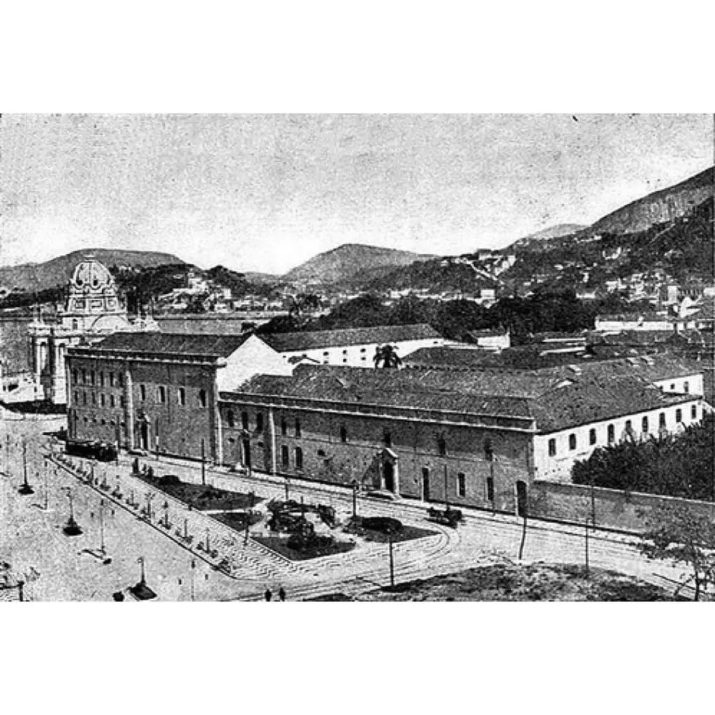 Convento antigo em preto e branco, montanhas ao fundo.
