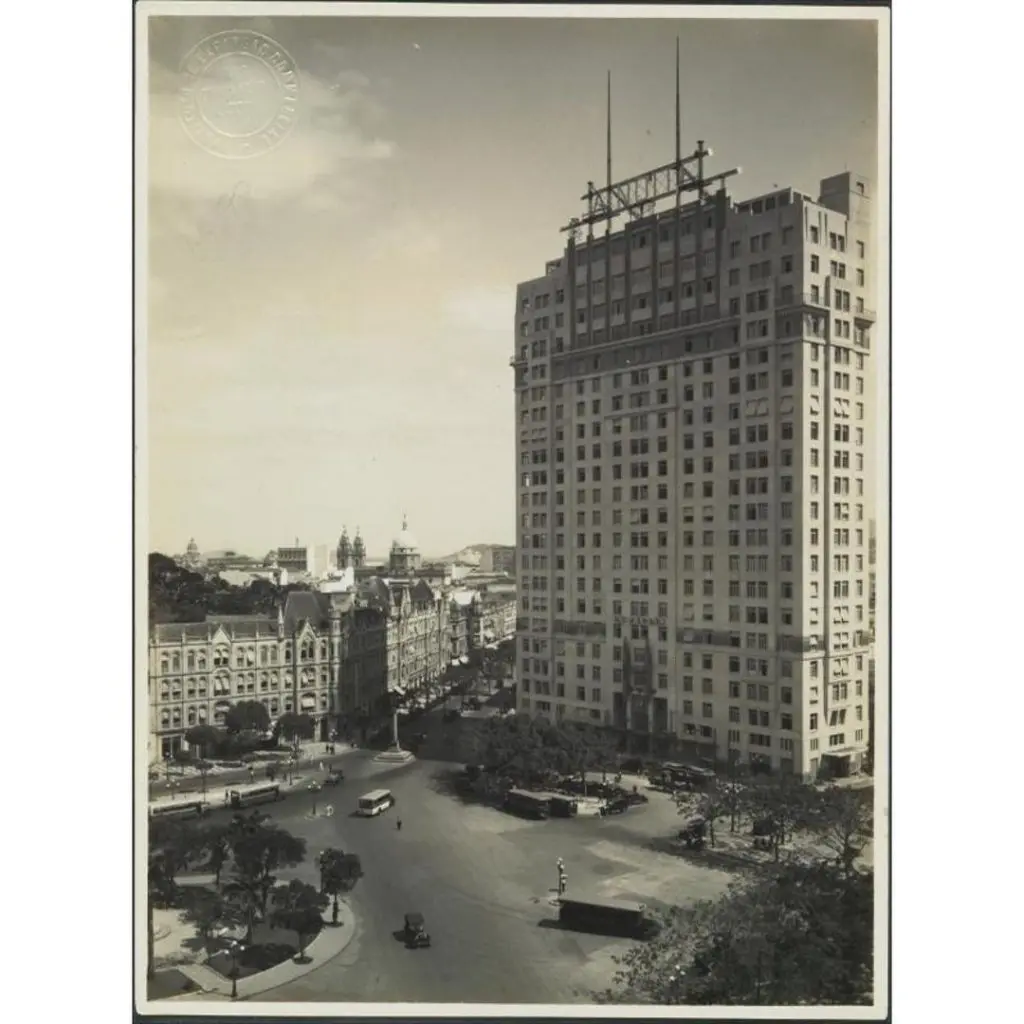 Cenário urbano com edifícios históricos e modernos.