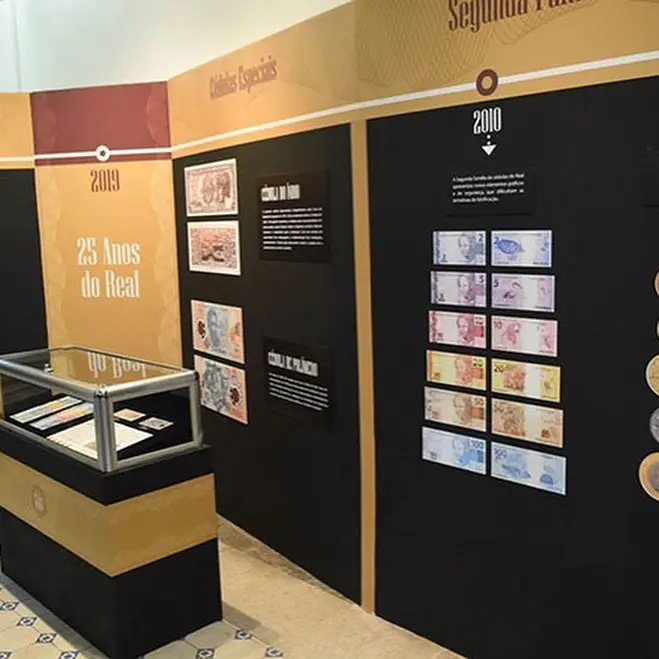 Exposição de moedas e cédulas do Real brasileiro.