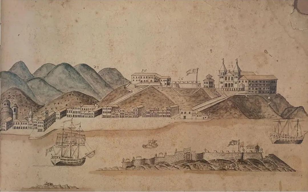 Pintura em preto e branco de cidade costeira com forte, fortaleza, palácio, montanhas e navios.