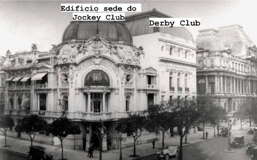 Edifício histórico do Jockey Club e Derby Club, com arquitetura clássica e estrutura simples à direita.