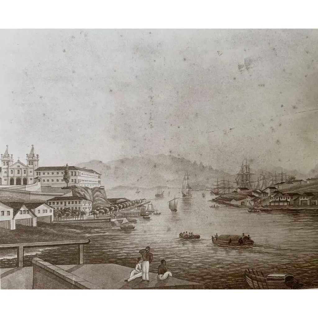 Gravura em preto e branco de um porto antigo com barcos e igreja.