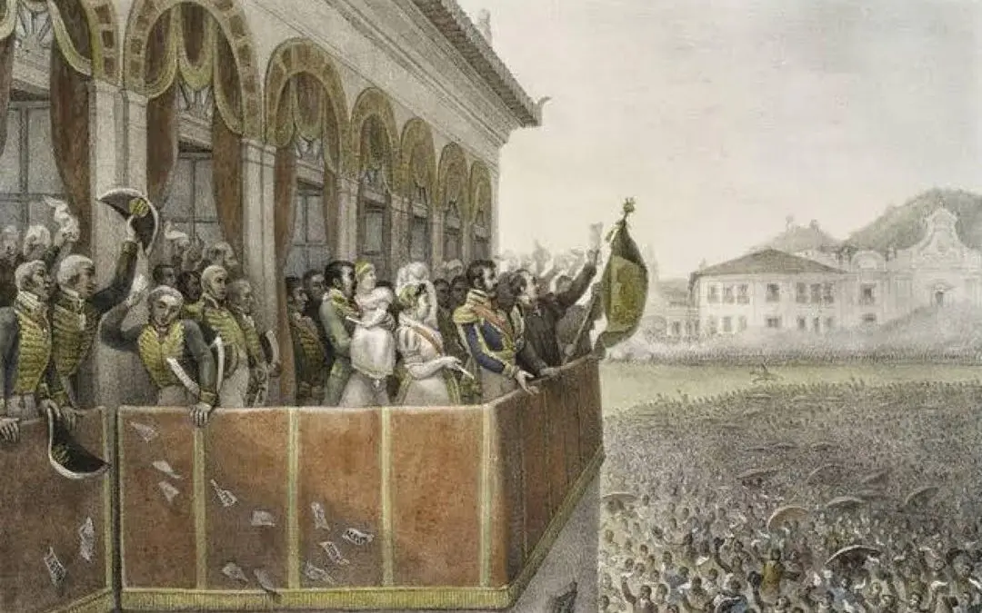 Evento histórico em preto e branco, com multidão na praça e pessoas em balcão.