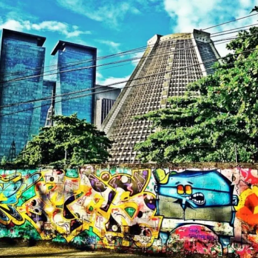 Cidade moderna com edifícios azuis e igreja triangular.