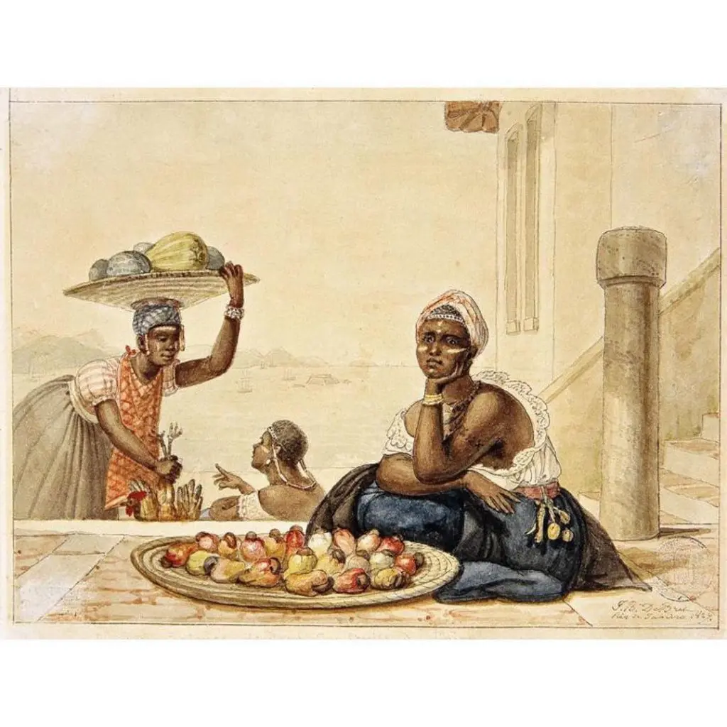 Três mulheres em mercado: frutas, avental vermelho, bandeja de frutas, lenço branco, coluna, parede com janelas.