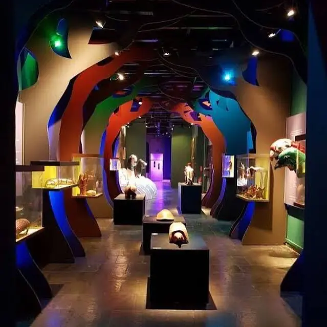 Galeria de objetos históricos e culturais em museu folclórico.