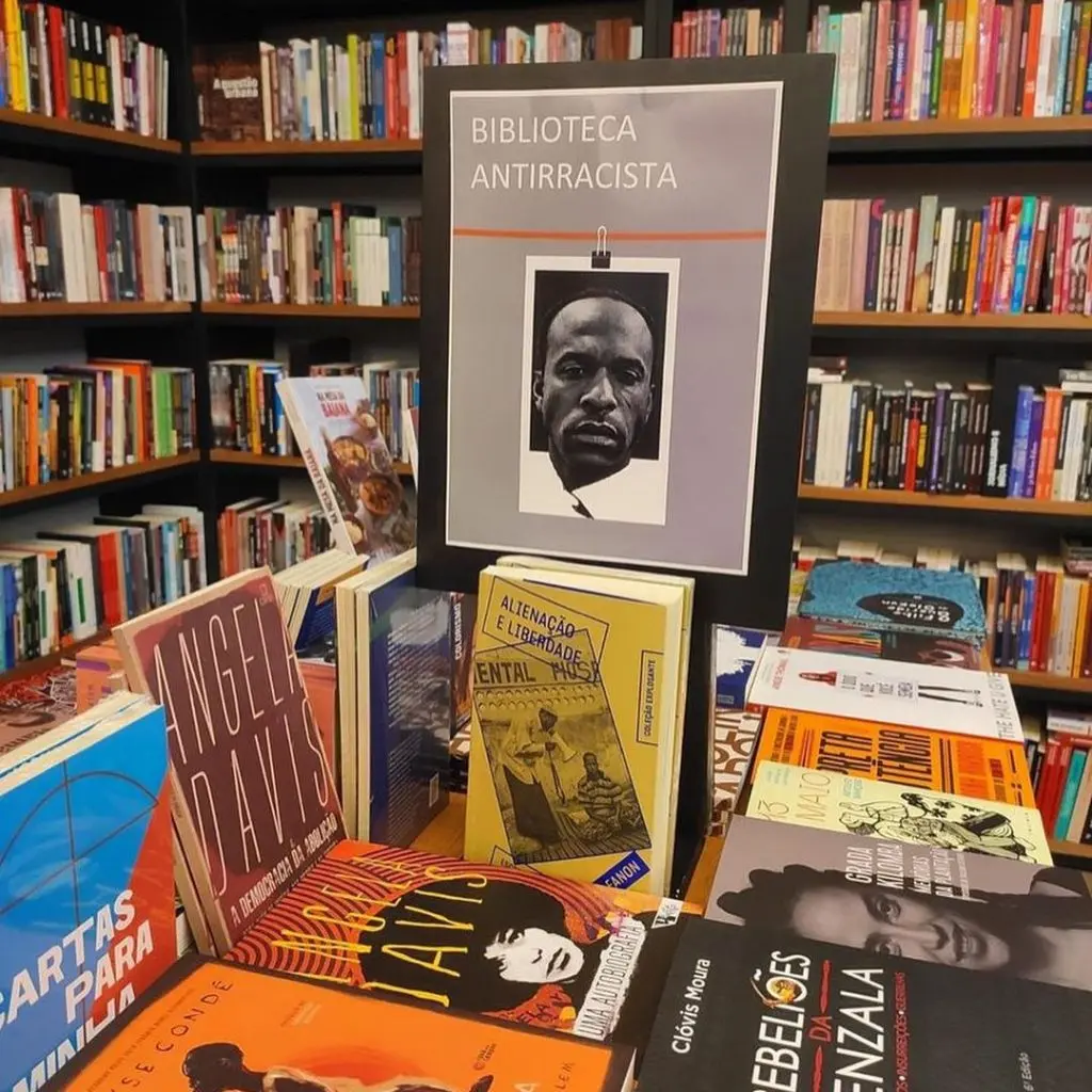 Livros em uma livraria, destaque para "Angela Davis".