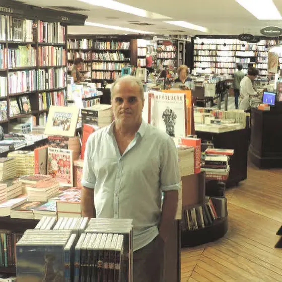 Livraria com DVDs e livros em destaque.