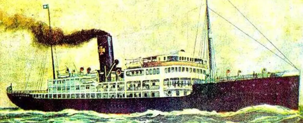 Navio com proa exalando fumaça preta, plataforma central e mar ondulado ao fundo.