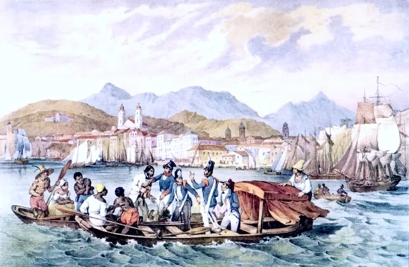 Pintura de cais portuário com barcos e cidade ao fundo.