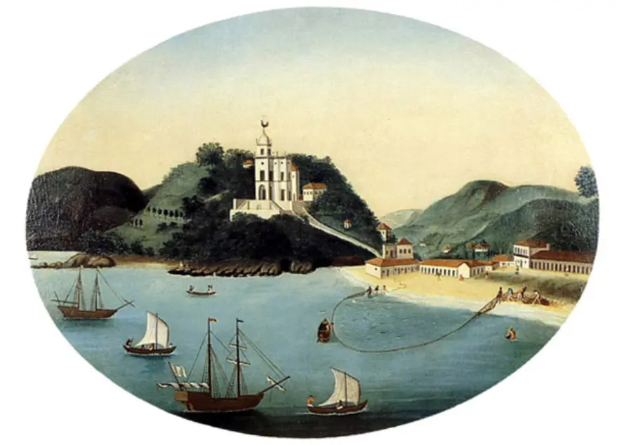 Pintura de cais portuário com barcos, casas, torre e ponte.