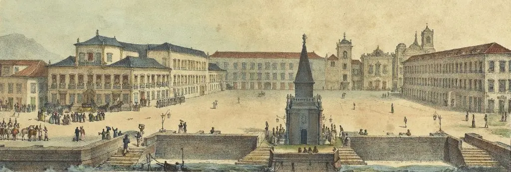 Praça histórica com edifícios coloridos e pessoas caminhando.