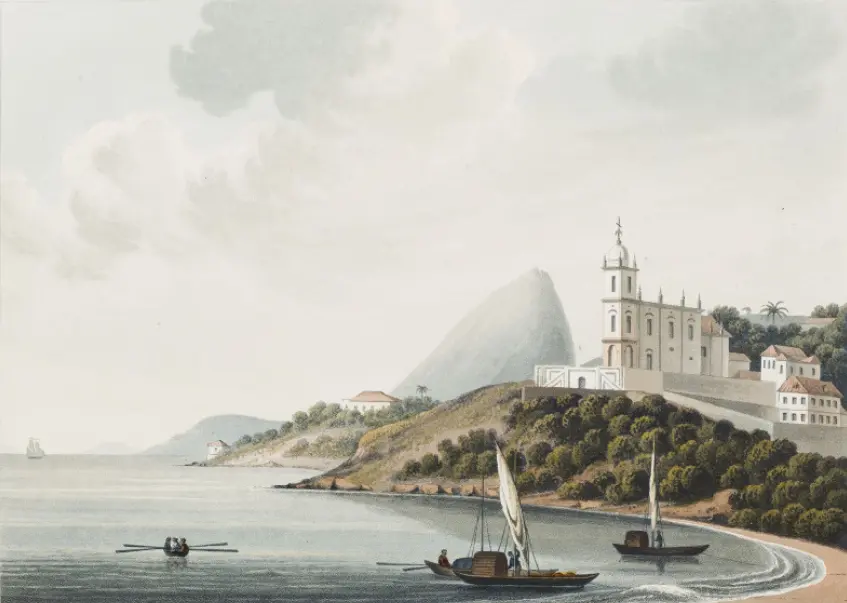 Paisagem costeira com mar calmo, ilha verde, penhasco escarpado e construção branca com telhado vermelho.