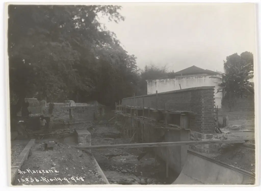 Construção em preto e branco, Av. Maracanã, 1938.