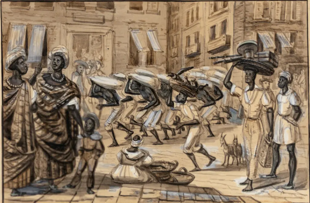 Pintura em sepia de rua animada com mulheres em trajes tradicionais, pessoas caminhando e prédios altos ao fundo.
