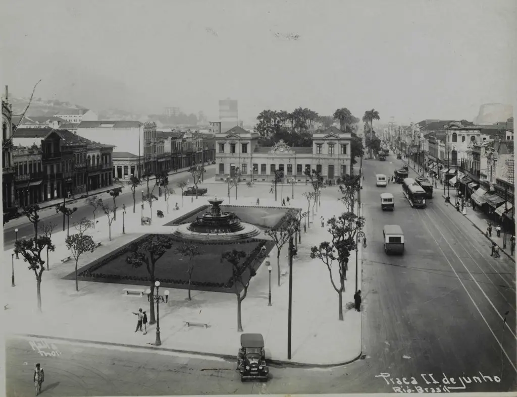 Praça histórica em preto e branco, Rio de Janeiro