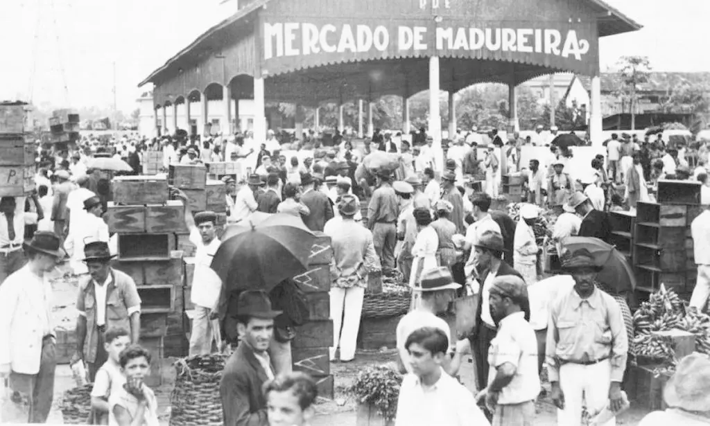 Mercado de Madureira em preto e branco, aglomeração de pessoas na entrada.