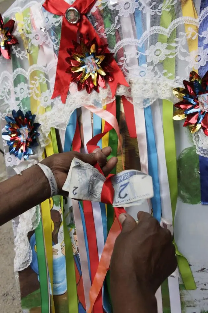 Exposição de objetos decorativos com notas de dinheiro e fitas coloridas.