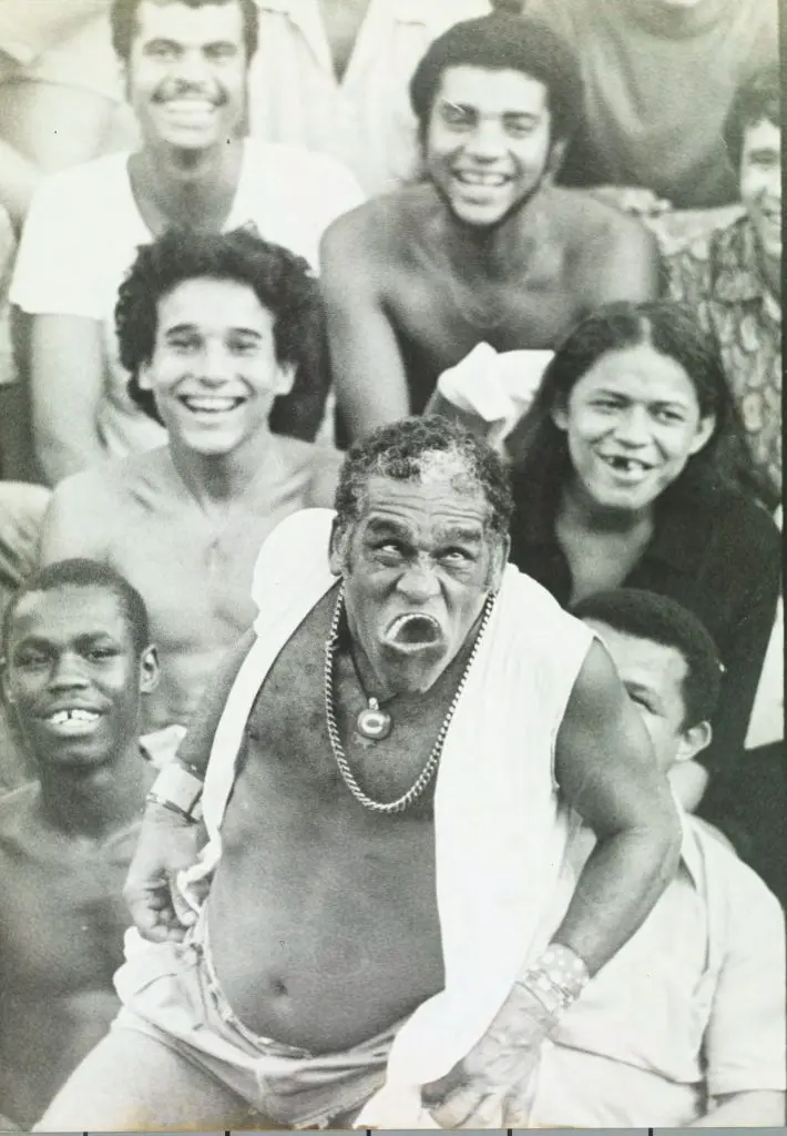 Grupo festivo em preto e branco, sorrindo e celebrando.