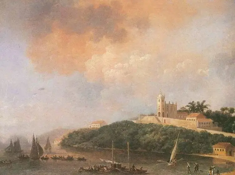 Paisagem com forte, embarcações, colina verde, edifício branco, figuras caminhando, céu azul-amarelo.
