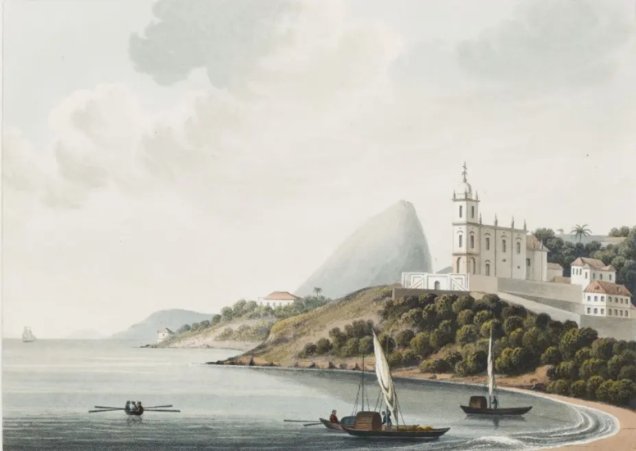 Paisagem costeira com mar, ilha verde, edifício monumental e barcos navegando.