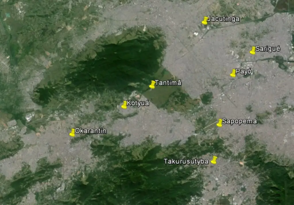 Captura de satélite mostrando vegetação densa e áreas urbanizadas, com formação verde e nomes marcados.
